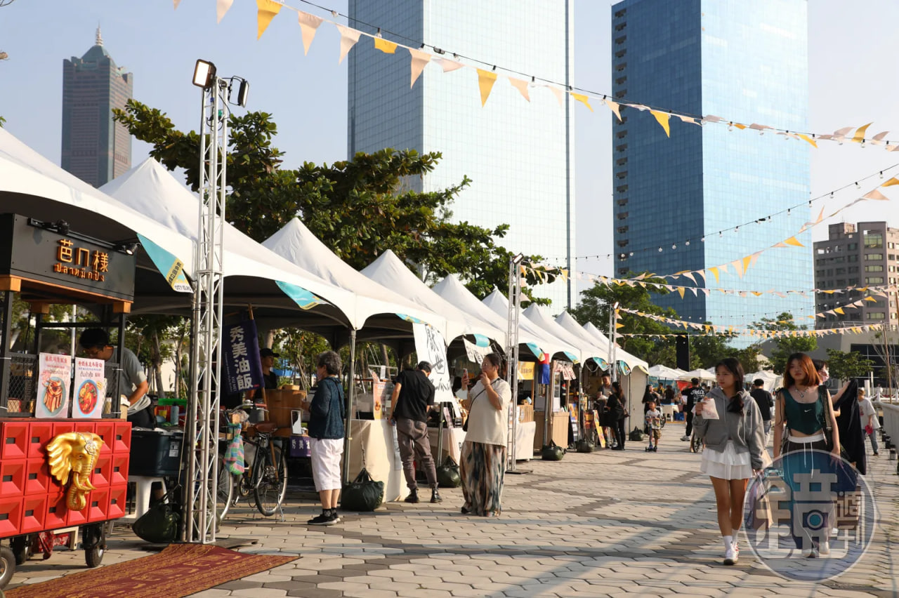 เมืองชายฝั่งคลื่นสร้างแรงบันดาลใจ! ตลาดนัด “คลื่นเกาะเมือง” ดึงดูดผู้คนหมื่นคน รถเข็นสร้างสรรค์ของเยาวชน 80 ร้านเต็มพื้นที่ นายกเทศมนตรีไถเจียงร่วมทำ DIY อาหารด้วยตัวเอง