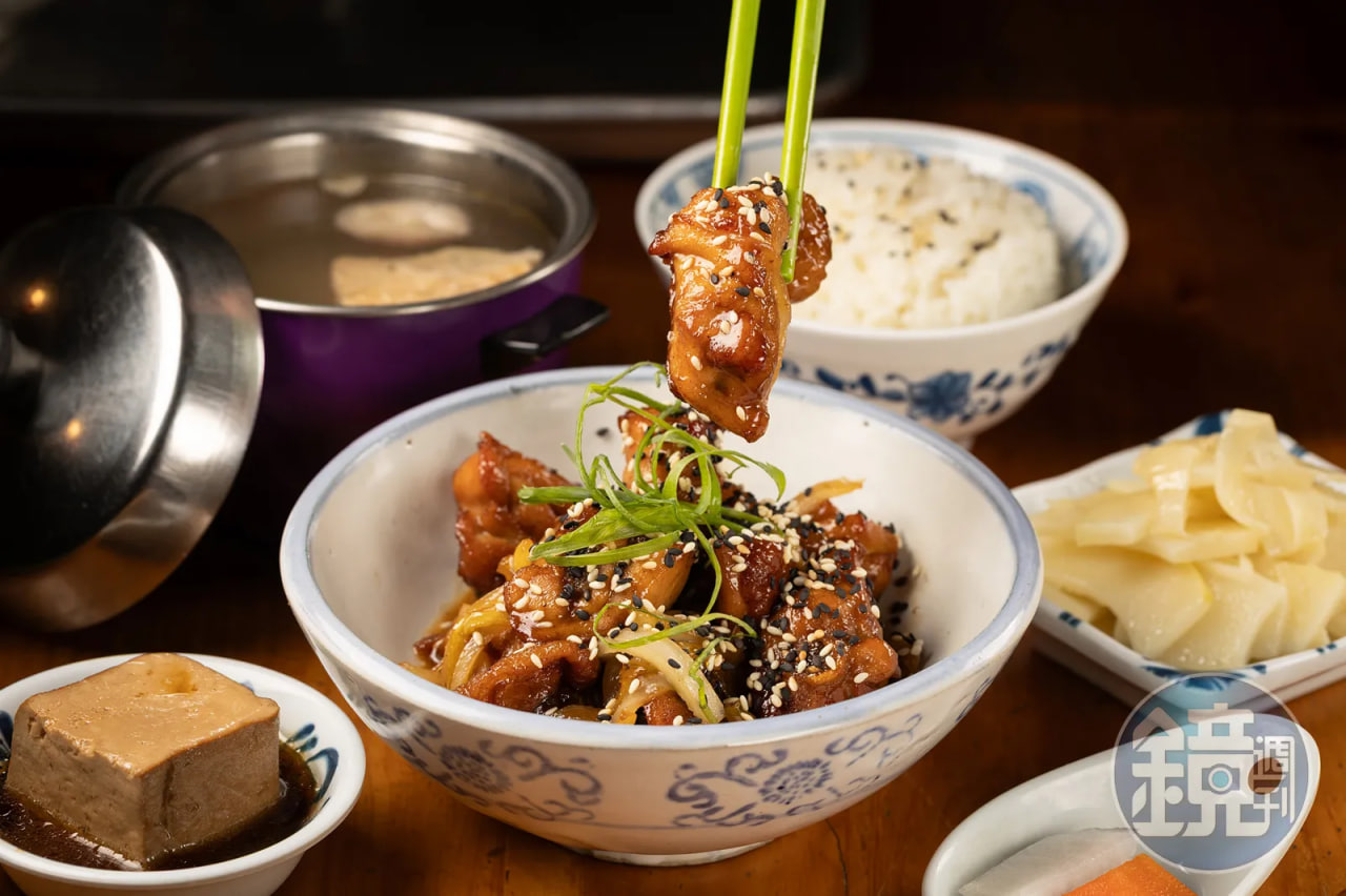 ยิ่งเที่ยวช้า ๆ ที่เจียอี้ ยิ่งหลงรัก (ตอนที่ 3) ตั้งแต่ไข่เจียวไชโป๊วถึงไก่ตุ๋นบ๊วย ทุกจานเหมือนฝีมืออาม่า “น่ง มาโต๊ะเล็ก” ใช้ข้าวชุดแบบไต้หวัน เก็บความทรงจำอบอุ่นของคำว่า ‘บ้าน’ ไว้บนโต๊ะอาหาร