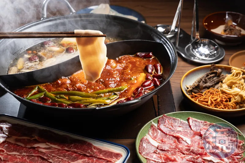 ฟินสุดๆ กับน้ำตกมันฝรั่งซอย 8 วินาทีสุดกรุบกรอบ! “Feng Xiao Zhang” หม้อไฟสูตรเฉิงตูสุดฮอต บุกไทยด้วยรสชาติเสฉวนแท้ๆ คิวยาวเหยียด 5 ชั่วโมง แม้แต่ “เจนเซ่น หวง” (Jensen Huang) ก็ยังแวะมาลิ้มลอง