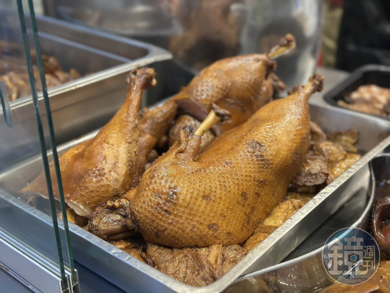 [แก๊งนักข่าว (มีคลิป)] ไม่ต้องกังวลเรื่องเมนูฉลองปีใหม่! ‘ฮาจิเคียว’ (Eight Lords) แห่งตลาดซื่อตง ส่ง ‘ห่านพะโล้เหรียญทอง’ เนื้อฉ่ำสุดอลังการลงสนาม